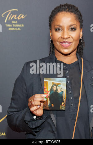 Hambourg, Allemagne. 06Th Mar, 2019. Liz Baffoe, actrice, vient à la première Allemande de la comédie musicale "Tina Tina Turner - Comédie musicale" à l'Operettenhaus. Credit : Georg Wendt/dpa/Alamy Live News Banque D'Images