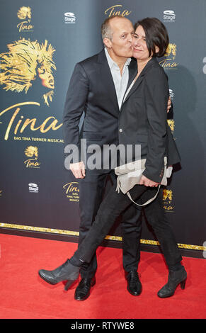 Hambourg, Allemagne. 06Th Mar, 2019. Joja Wendt, musicien, et son épouse Marie-odile viennent à la première Allemande de la comédie musicale "Tina Tina Turner - Comédie musicale" à l'Operettenhaus. Credit : Georg Wendt/dpa/Alamy Live News Banque D'Images