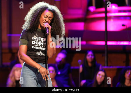 London, UK, 3e Mar 2019. Singer Beverley Knight réalise avec passion. Mars4Femmes est CARE International annuel du mois d'action pour l'égalité des sexes. Cette année, l'événement de Londres est tenue au hall central, plutôt qu'à l'extérieur en rallye, et dispose de discours, débats et performances musicales de sympathisants célèbres. Credit : Imageplotter/Alamy Live News Banque D'Images