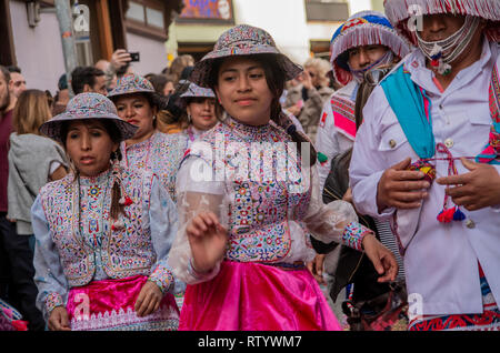 Madrid, Espagne. 06Th Mar, 2019. Un défilé de célébration de la diversité a eu lieu dans le quartier de Lavapiés à Madrid, qui est l'un des plus multiculturels de la ville. Le défilé s'est parmi les principales rues de Lavapiés rassembler des centaines de personnes de différentes cultures et origines sociales. Dans l'image, les citoyens du Pérou montrant certaines des danses traditionnelles de leur pays et de porter des tenues folklorick. Credit : Lora Grigorova/Alamy Live News Banque D'Images