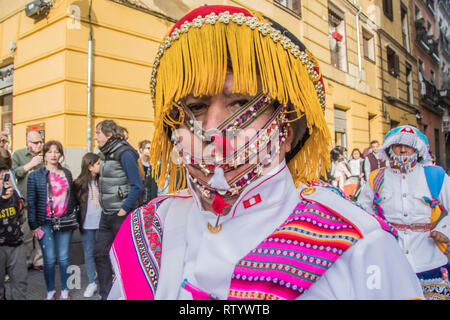 Madrid, Espagne. 06Th Mar, 2019. Carnaval multiculturel dans les rues du quartier de Lavapiés. Dans l'image d'un masque de danseurs du Pérou : Alberto Ramírez Sibaja Crédit/Alamy Live News Banque D'Images