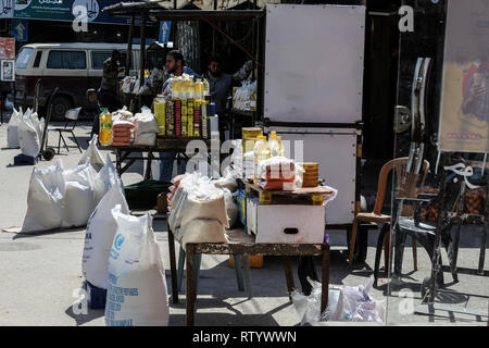 Gaza, la Palestine. 06Th Mar, 2019. Les Palestiniens reçoivent de l'aide de packs de secours et de travaux des Nations Unies pour les réfugiés (UNRWA) dans la région de Rafah, au sud de la bande de Gaza, le 3 mars 2019. Abed Rahim Khatib / éveil / Alamy Live News Crédit : Awakening/Alamy Live News Banque D'Images