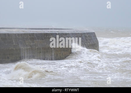 Lyme Regis, UK. 3 mars, 2019. D'énormes vagues de tempête Freya batter, Lyme Regis mer.Met Office a émis un avertissement jaune pour le sud-ouest UK vent avec rafales à plus de 60mph s'attendent à ce que l'origine de perturbations et de dommages. Credit : PaulChambers /Alamy Live News Banque D'Images