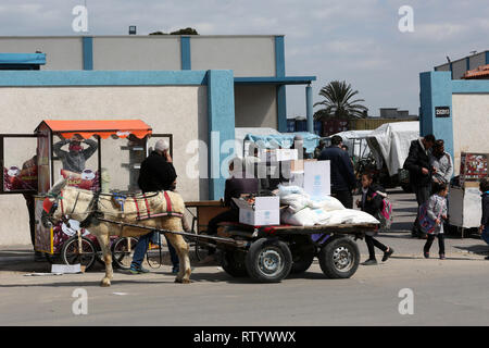 Gaza, la Palestine. 06Th Mar, 2019. Les Palestiniens reçoivent de l'aide de packs de secours et de travaux des Nations Unies pour les réfugiés (UNRWA) dans la région de Rafah, au sud de la bande de Gaza, le 3 mars 2019. Abed Rahim Khatib / éveil / Alamy Live News Crédit : Awakening/Alamy Live News Banque D'Images