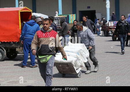 Gaza, la Palestine. 06Th Mar, 2019. Les Palestiniens reçoivent de l'aide de packs de secours et de travaux des Nations Unies pour les réfugiés (UNRWA) dans la région de Rafah, au sud de la bande de Gaza, le 3 mars 2019. Abed Rahim Khatib / éveil / Alamy Live News Crédit : Awakening/Alamy Live News Banque D'Images