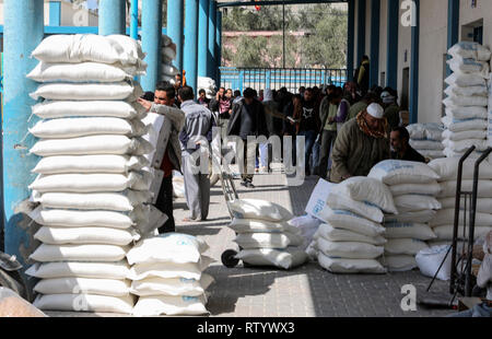 Gaza, la Palestine. 06Th Mar, 2019. Les Palestiniens reçoivent de l'aide de packs de secours et de travaux des Nations Unies pour les réfugiés (UNRWA) dans la région de Rafah, au sud de la bande de Gaza, le 3 mars 2019. Abed Rahim Khatib / éveil / Alamy Live News Crédit : Awakening/Alamy Live News Banque D'Images