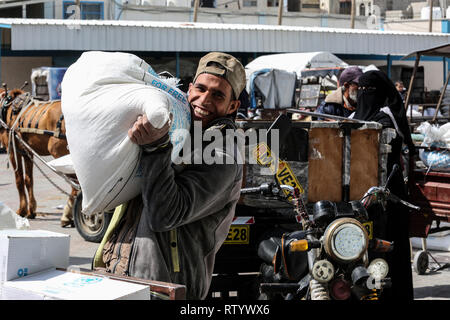 Gaza, la Palestine. 06Th Mar, 2019. Les Palestiniens reçoivent de l'aide de packs de secours et de travaux des Nations Unies pour les réfugiés (UNRWA) dans la région de Rafah, au sud de la bande de Gaza, le 3 mars 2019. Abed Rahim Khatib / éveil / Alamy Live News Crédit : Awakening/Alamy Live News Banque D'Images