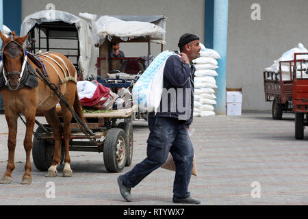 Gaza, la Palestine. 06Th Mar, 2019. Les Palestiniens reçoivent de l'aide de packs de secours et de travaux des Nations Unies pour les réfugiés (UNRWA) dans la région de Rafah, au sud de la bande de Gaza, le 3 mars 2019. Abed Rahim Khatib / éveil / Alamy Live News Crédit : Awakening/Alamy Live News Banque D'Images