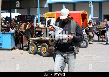 Gaza, la Palestine. 06Th Mar, 2019. Les Palestiniens reçoivent de l'aide de packs de secours et de travaux des Nations Unies pour les réfugiés (UNRWA) dans la région de Rafah, au sud de la bande de Gaza, le 3 mars 2019. Abed Rahim Khatib / éveil / Alamy Live News Crédit : Awakening/Alamy Live News Banque D'Images