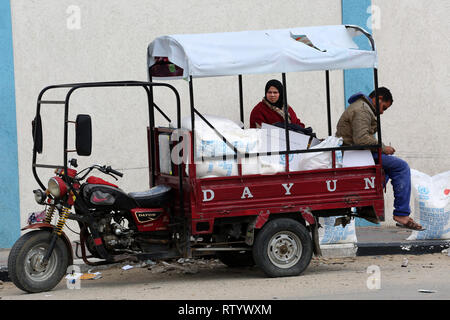 Gaza, la Palestine. 06Th Mar, 2019. Les Palestiniens reçoivent de l'aide de packs de secours et de travaux des Nations Unies pour les réfugiés (UNRWA) dans la région de Rafah, au sud de la bande de Gaza, le 3 mars 2019. Abed Rahim Khatib / éveil / Alamy Live News Crédit : Awakening/Alamy Live News Banque D'Images