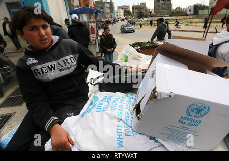 Gaza, la Palestine. 06Th Mar, 2019. Les Palestiniens reçoivent de l'aide de packs de secours et de travaux des Nations Unies pour les réfugiés (UNRWA) dans la région de Rafah, au sud de la bande de Gaza, le 3 mars 2019. Abed Rahim Khatib / éveil / Alamy Live News Crédit : Awakening/Alamy Live News Banque D'Images