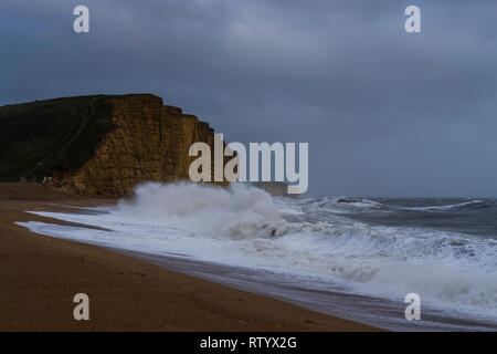 West Bay, au Royaume-Uni. 3 mars, 2019. D'énormes vagues de tempête Freya batter West Bay Beach .Met Office a émis un avertissement jaune pour le sud-ouest UK vent avec rafales à plus de 60mph s'attendent à ce que l'origine de perturbations et de dommages. Credit : PaulChambers /Alamy Live News Banque D'Images