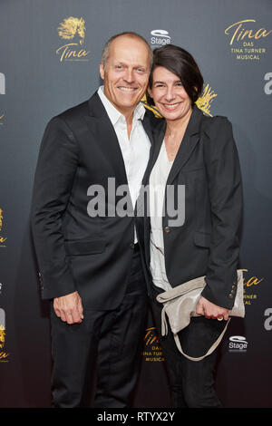 Hambourg, Allemagne. 06Th Mar, 2019. Joja Wendt, musicien, et son épouse Marie-odile viennent à la première Allemande de la comédie musicale "Tina Tina Turner - Comédie musicale" à l'Operettenhaus. Credit : Georg Wendt/dpa/Alamy Live News Banque D'Images