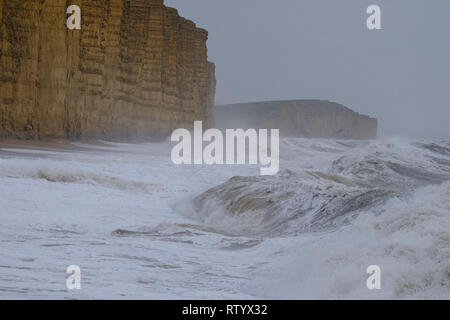 West Bay, au Royaume-Uni. 3 mars, 2019. D'énormes vagues de tempête Freya batter West Bay Beach .Met Office a émis un avertissement jaune pour le sud-ouest UK vent avec rafales à plus de 60mph s'attendent à ce que l'origine de perturbations et de dommages. Credit : PaulChambers /Alamy Live News Banque D'Images