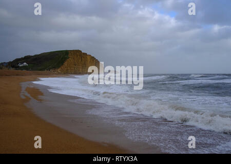 West Bay, au Royaume-Uni. 3 mars, 2019. D'énormes vagues de tempête Freya batter West Bay Beach .Met Office a émis un avertissement jaune pour le sud-ouest UK vent avec rafales à plus de 60mph s'attendent à ce que l'origine de perturbations et de dommages. Credit : PaulChambers /Alamy Live News Banque D'Images