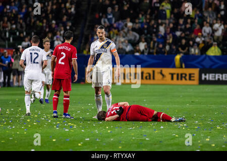 Carson, USA. 2 mars, 2019. Zlatan Ibrahimovic (9) les regards vers le bas Bastian Schweinsteiger (31) après challening lui dans l'air pour un en-tête. Crédit : Ben Nichols/Alamy Live News Banque D'Images