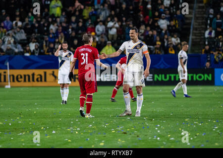 Carson, USA. 2 mars, 2019. Zlatan Ibrahimonic (9) et Bastian Schweinsteiger (31) amour au cours de la deuxième moitié de leur saison MLS 2019 l'ouvreur. Crédit : Ben Nichols/Alamy Live News Banque D'Images