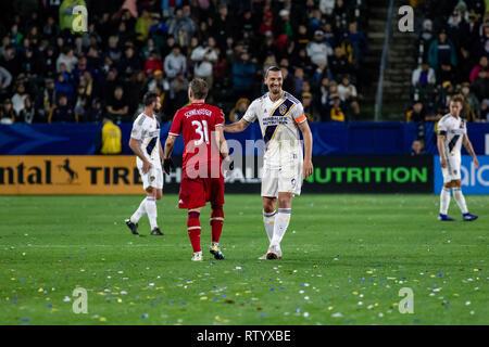Carson, USA. 2 mars, 2019. Zlatan Ibrahimonic (9) et Bastian Schweinsteiger (31) amour au cours de la deuxième moitié de leur saison MLS 2019 l'ouvreur. Crédit : Ben Nichols/Alamy Live News Banque D'Images
