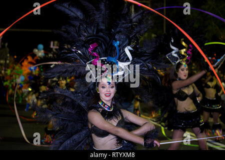 FUNCHAL, PORTUGAL - mars 2, 2019 : Les participants de l'île de Madère en danse Carnaval le défilé dans la ville de Funchal, Madère, Portugal. Cícero Crédit : Castro/Alamy Live News Banque D'Images