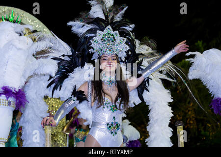 FUNCHAL, PORTUGAL - mars 2, 2019 : Les participants de l'île de Madère en danse Carnaval le défilé dans la ville de Funchal, Madère, Portugal. Cícero Crédit : Castro/Alamy Live News Banque D'Images