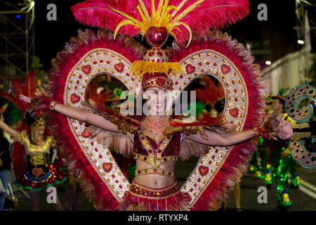 FUNCHAL, PORTUGAL - mars 2, 2019 : Les participants de l'île de Madère en danse Carnaval le défilé dans la ville de Funchal, Madère, Portugal. Cícero Crédit : Castro/Alamy Live News Banque D'Images