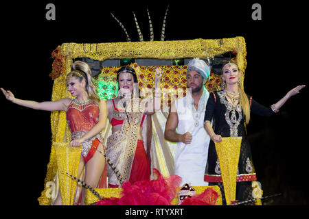 FUNCHAL, PORTUGAL - mars 2, 2019 : Les participants de l'île de Madère en danse Carnaval le défilé dans la ville de Funchal, Madère, Portugal. Cícero Crédit : Castro/Alamy Live News Banque D'Images