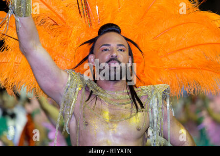 FUNCHAL, PORTUGAL - mars 2, 2019 : Les participants de l'île de Madère en danse Carnaval le défilé dans la ville de Funchal, Madère, Portugal. Cícero Crédit : Castro/Alamy Live News Banque D'Images