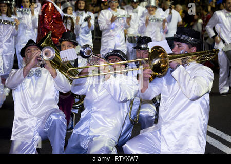 FUNCHAL, PORTUGAL - mars 2, 2019 : Les participants de l'île de Madère en danse Carnaval le défilé dans la ville de Funchal, Madère, Portugal. Cícero Crédit : Castro/Alamy Live News Banque D'Images