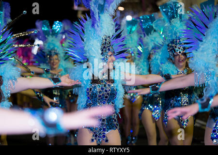 FUNCHAL, PORTUGAL - mars 2, 2019 : Les participants de l'île de Madère en danse Carnaval le défilé dans la ville de Funchal, Madère, Portugal. Cícero Crédit : Castro/Alamy Live News Banque D'Images