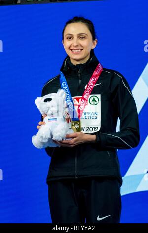 Glasgow, Ecosse, Royaume-Uni. 06Th Mar, 2019. Mariya LASITSKENE ANA (neutre) et autorisé l'athlète au cours de la cérémonie de la victoire du saut en hauteur Femmes de l'athlétisme en salle 2019 à Emirates Arena de Glasgow, Ecosse, Royaume-Uni. Crédit : 4.03.2019 Cronos/Alamy Live News Banque D'Images