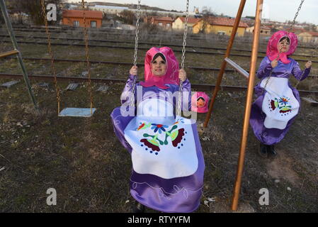 3 mars 2019 - AlmazÃ¡N, Soria, Espagne - Deux fêtards habillés comme des poupées Matriochka sont vus posant pour une photo pendant le Carnaval.La ville de AlmazÃ¡n célèbre le dernier jour de carnaval, province de Soria et au nord de l'Espagne. Cette région espagnole est l'un des plus grands désert en termes de population avec seulement 8,8 habitants au km2) : Crédit Jorge Sanz SOPA/Images/ZUMA/Alamy Fil Live News Banque D'Images