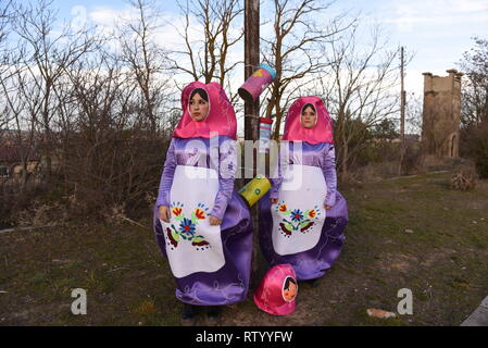 3 mars 2019 - AlmazÃ¡N, Soria, Espagne - Deux fêtards habillés comme des poupées Matriochka sont vus posant pour une photo pendant le Carnaval.La ville de AlmazÃ¡n célèbre le dernier jour de carnaval, province de Soria et au nord de l'Espagne. Cette région espagnole est l'un des plus grands désert en termes de population avec seulement 8,8 habitants au km2) : Crédit Jorge Sanz SOPA/Images/ZUMA/Alamy Fil Live News Banque D'Images