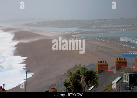 Plage de Chesil, Portland, au Royaume-Uni. 06Th Mar, 2019. Le 3 mars 2019. Portland. 'Tempête' Freya batters Chesil Beach, Portland, comme le crépuscule tombe Crédit : Stuart fretwell/Alamy Live News Banque D'Images