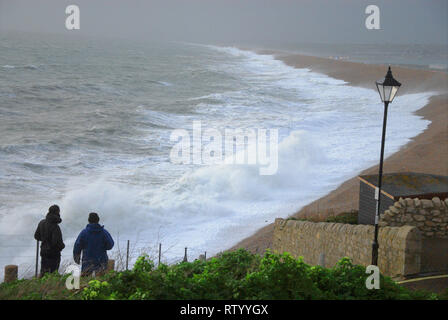 Plage de Chesil, Portland, au Royaume-Uni. 06Th Mar, 2019. Le 3 mars 2019. Portland. 'Tempête' Freya batters Chesil Beach, Portland, comme le crépuscule tombe Crédit : Stuart fretwell/Alamy Live News Banque D'Images