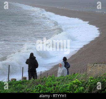 Plage de Chesil, Portland, au Royaume-Uni. 06Th Mar, 2019. Le 3 mars 2019. Portland. 'Tempête' Freya batters Chesil Beach, Portland, comme le crépuscule tombe Crédit : Stuart fretwell/Alamy Live News Banque D'Images