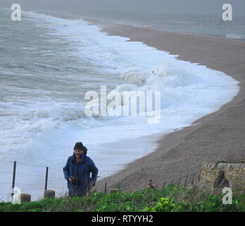 Plage de Chesil, Portland, au Royaume-Uni. 06Th Mar, 2019. Le 3 mars 2019. Portland. 'Tempête' Freya batters Chesil Beach, Portland, comme le crépuscule tombe Crédit : Stuart fretwell/Alamy Live News Banque D'Images