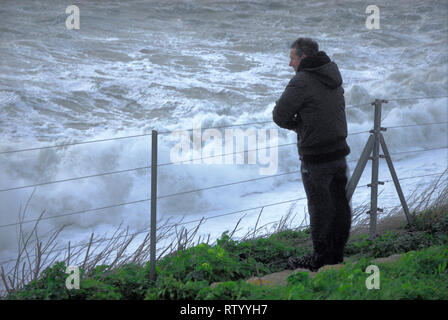 Plage de Chesil, Portland, au Royaume-Uni. 06Th Mar, 2019. Le 3 mars 2019. Portland. 'Tempête' Freya batters Chesil Beach, Portland, comme le crépuscule tombe Crédit : Stuart fretwell/Alamy Live News Banque D'Images