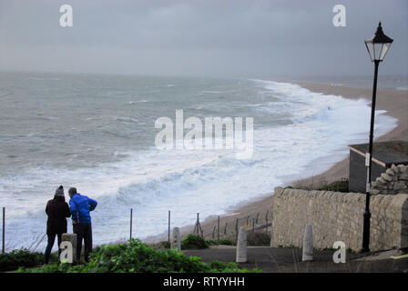 Plage de Chesil, Portland, au Royaume-Uni. 06Th Mar, 2019. Le 3 mars 2019. Portland. 'Tempête' Freya batters Chesil Beach, Portland, comme le crépuscule tombe Crédit : Stuart fretwell/Alamy Live News Banque D'Images