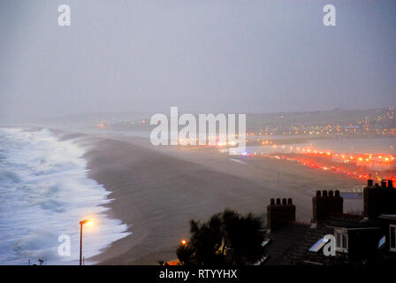 Plage de Chesil, Portland, au Royaume-Uni. 06Th Mar, 2019. Le 3 mars 2019. Portland. 'Tempête' Freya l'emporte sur une lampe sur le chemin derrière Chesil Beach, Portland, et l'île est coupée du continent pour plus d'une heure de crédit : Stuart fretwell/Alamy Live News Banque D'Images