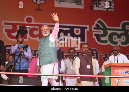 Patna, Bihar, Inde. 06Th Mar, 2019. 1. Narendra Modi, le Premier Ministre de l'Inde des vagues à l'auditoire lors d'un rassemblement politique organisé à Patna situé dans l'Est de l'État de Bihar, Inde le 3 mars 2019. Credit : Saumya Chandra/Alamy Live News Banque D'Images