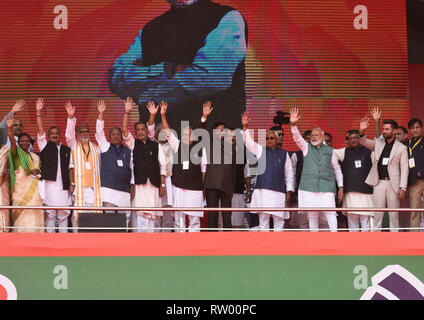 Patna, Bihar, Inde. 06Th Mar, 2019. Narendra Modi, le Premier Ministre de l'Inde et les alliés de l'Alliance démocratique nationale (NDA) vague à l'auditoire lors d'un rassemblement politique organisé à Patna situé dans l'Est de l'État de Bihar, Inde le 3 mars 2019. Credit : Saumya Chandra/Alamy Live News Banque D'Images