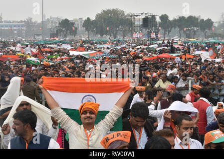 Patna, Bihar, Inde. 06Th Mar, 2019. Un partisan du Premier Ministre indien Modi les vagues les Affaires indiennes au cours d'un rassemblement politique tricolore assisté par premier ministre Narendra Modi a tenu à Patna situé dans l'Est de l'État de Bihar, Inde le 3 mars 2019. Credit : Saumya Chandra/Alamy Live News Banque D'Images