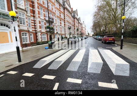 Londres, Royaume-Uni. 3e Mar, 2019. UK's first '3D' passage piétons a été peint sur St John's Wood High Street dans le cadre d'un essai de 12 mois. Le Conseil municipal de Westminster sont à l'essai après des problèmes de sécurité routière de résidents locaux et d'une école locale. Les bandes peintes habilement donnent l'impression que les véhicules en approche sont sur le point de conduire sur une rampe que l'effet 3D'œuvres de l'autre direction. Credit : Keith Mayhew SOPA/Images/ZUMA/Alamy Fil Live News Banque D'Images