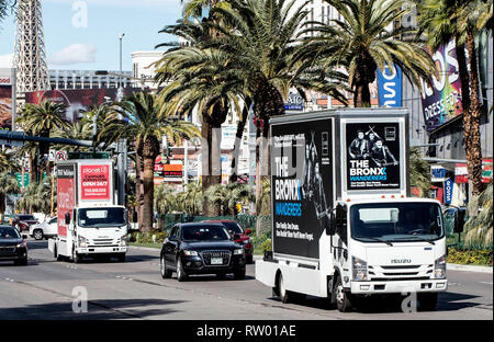 Las Vegas, Nevada 03 Mar, 2019 des États-Unis. Chaque jour et nuit, les panneaux mobiles montées sur des camions profil haut et bas croisière la station et corridor visiteur de la Strip de Las Vegas. Ces haute visibilité, annonces grand format vantant Las Vegas attractions, salons et conventions sont une manne financière pour les entreprises d'affichage et de bonne marque l'exposition pour les acheteurs, mais l'annonce de camions ajouter à la circulation souvent engorgée sur le Strip et de contribuer à la pollution de l'air. Crédit : Brian Cahn/ZUMA/Alamy Fil Live News Banque D'Images