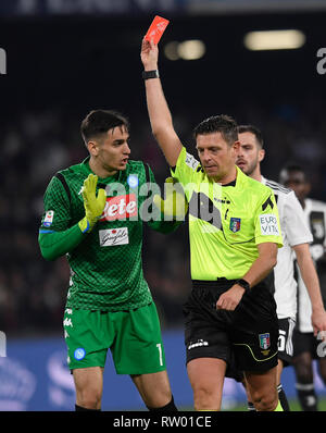 Napoli, Italie. 3e Mar, 2019. Napoli's gardien Alex Thomas (L) est illustré d'un carton rouge par l'arbitre Gianluca Rocchi lors d'un match de football Serie A entre Naples et la Juventus en Naples, Italie, le 3 mars 2019. La Juventus a gagné 2-1. Credit : Alberto Lingria/Xinhua/Alamy Live News Banque D'Images