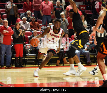 3 mars, 2019 ; Western Kentucky Hilltoppers guard Josh Anderson (4) les disques de données de référence pour le departement Golden Eagles pendant un match de basket-ball collégial entre le So. Mlle l'Aigle royal et l'ouest du Kentucky Hilltoppers de E. A. Diddle Arena à Bowling Green, KY (Obligatoire Crédit Photo : Steve Roberts/Cal Sport Media) Banque D'Images