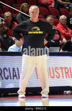 3 mars, 2019 ; le sud de manquer l'Aigle royal est l'entraîneur-chef Doc Sadler et contre l'équipe lui montres Western Kentucky Hilltoppers pendant un match de basket-ball collégial entre le So. Mlle l'Aigle royal et l'ouest du Kentucky Hilltoppers de E. A. Diddle Arena à Bowling Green, KY (Obligatoire Crédit Photo : Steve Roberts/Cal Sport Media) Banque D'Images