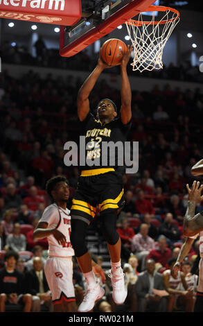 3 mars, 2019 ; le sud de Miss Golden Eagles Leonard Harper-Baker avant (32) définit la balle en contre l'ouest du Kentucky Hilltoppers pendant un match de basket-ball collégial entre le So. Mlle l'Aigle royal et l'ouest du Kentucky Hilltoppers de E. A. Diddle Arena à Bowling Green, KY (Obligatoire Crédit Photo : Steve Roberts/Cal Sport Media) Banque D'Images