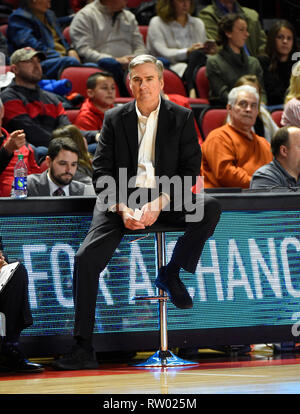 3 mars, 2019 ; Western Kentucky Hilltoppers entraîneur-chef Rick Stansbury est assis et regarde son équipe contre le Departement Golden Eagles pendant un match de basket-ball collégial entre le So. Mlle l'Aigle royal et l'ouest du Kentucky Hilltoppers de E. A. Diddle Arena à Bowling Green, KY (Obligatoire Crédit Photo : Steve Roberts/Cal Sport Media) Banque D'Images