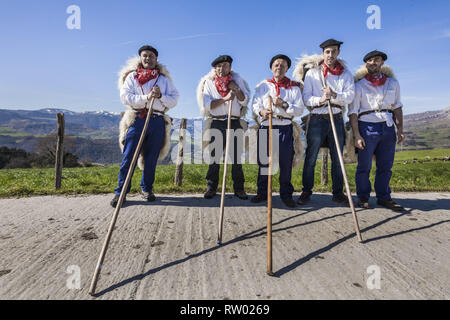 Fresnedo, Cantabria, Espagne. 2e Mar, 2019. Les participants du carnaval de la vallée de Soba posent avec leurs vêtements traditionnels. Credit : Celestino Arce Lavin/ZUMA/Alamy Fil Live News Banque D'Images